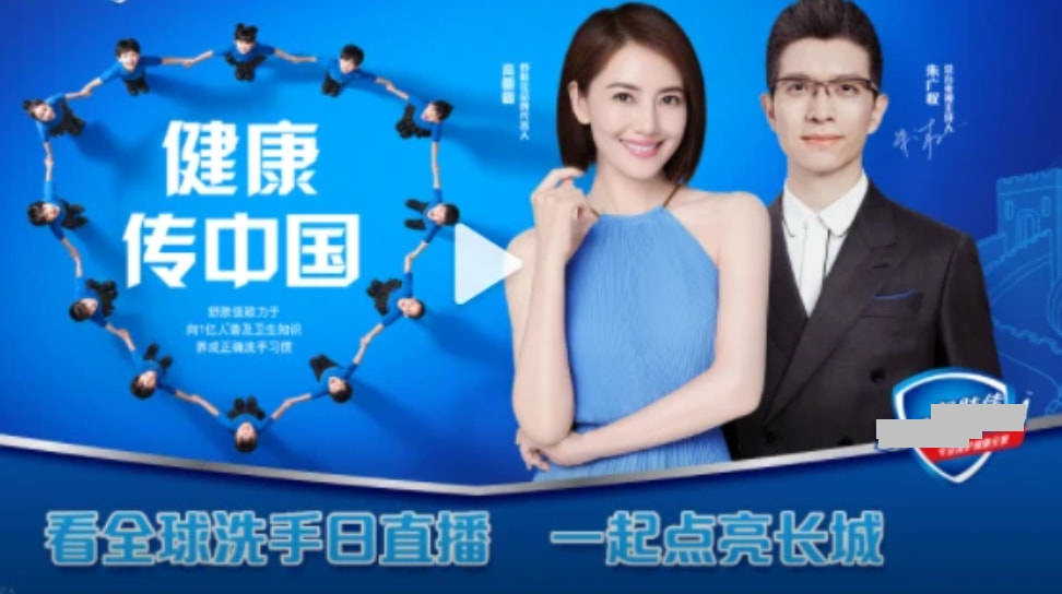 笑容高圆圆与朱广权同框直播，穿白色长裙笑容温婉，五官精致气质优雅