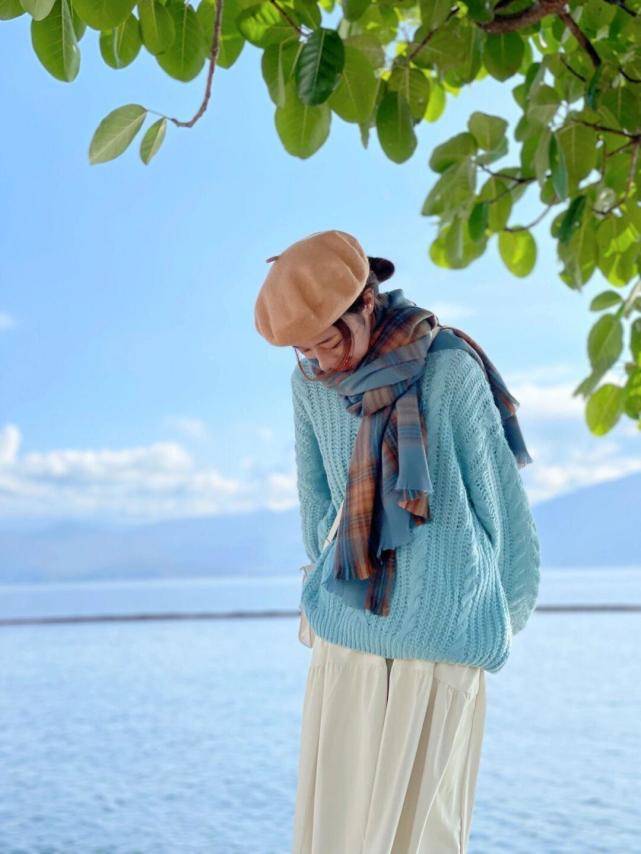 感觉 秋冬，一定少不了棉服，黄色棉服搭配白色直筒裤，保暖还时尚！