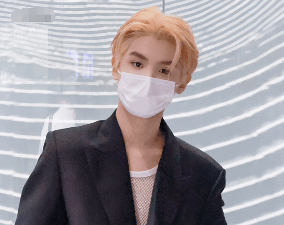 黄明昊重新染回金发,身穿白色渔网内衣,白皙的天鹅颈十分抢镜_头发