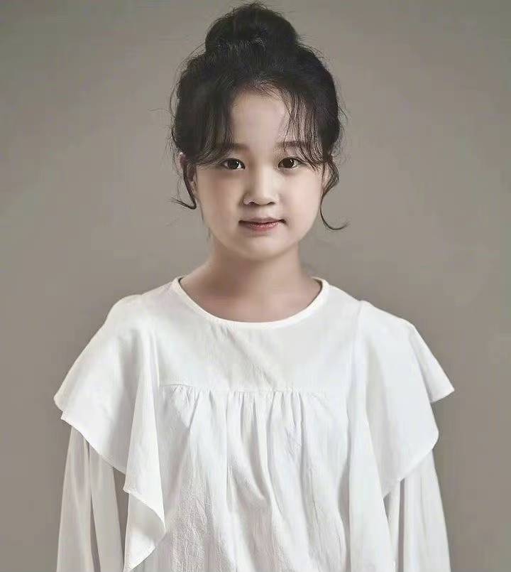 狗焕|《请回答1988》珍珠近照曝光，扎起丸子头笑容甜美，还是小圆脸？