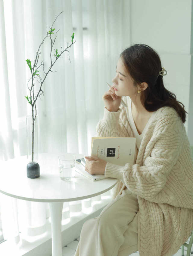 逐渐降温 降温了的秋冬,大衣搭配牛仔裤简约又洋气,让你美出圈了!