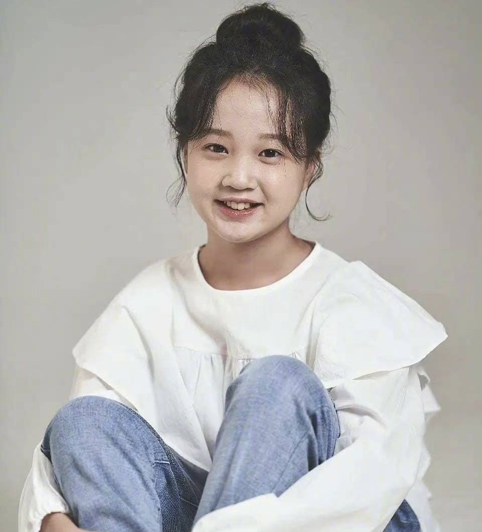 狗焕|《请回答1988》珍珠近照曝光，扎起丸子头笑容甜美，还是小圆脸？