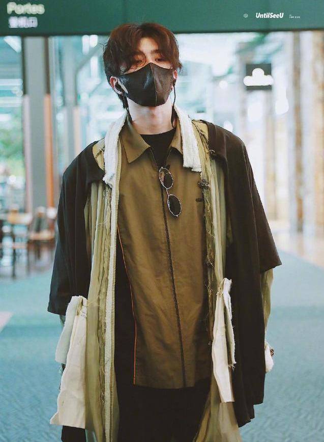 高领衫 叠穿不等于乱穿！王一博竟然三种材质衣服叠穿，这样穿真的好看吗