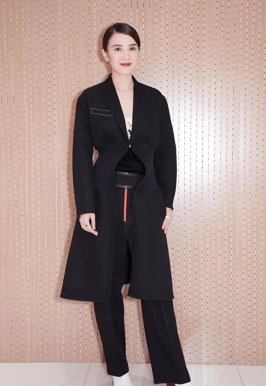 仙女 穿大衣的季节，黑色最有腔调，显瘦显气质效果翻倍