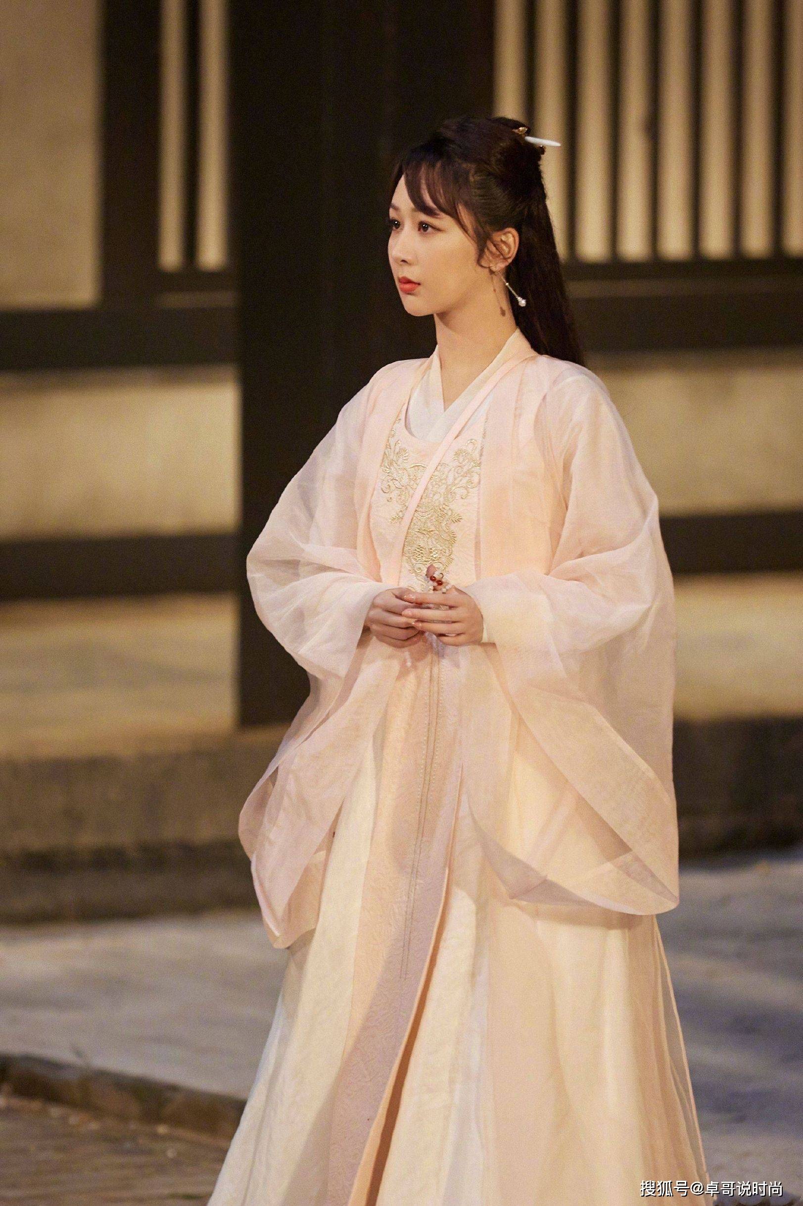 好身材 杨紫新戏杀青，穿蕾丝裙装风格大变样，空灵又唯美，尽显仙女气质