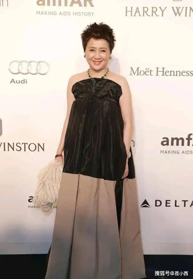 职场 赌王四太梁安琪终于不扮嫩，认真穿小香风连衣裙，气场很难被超越