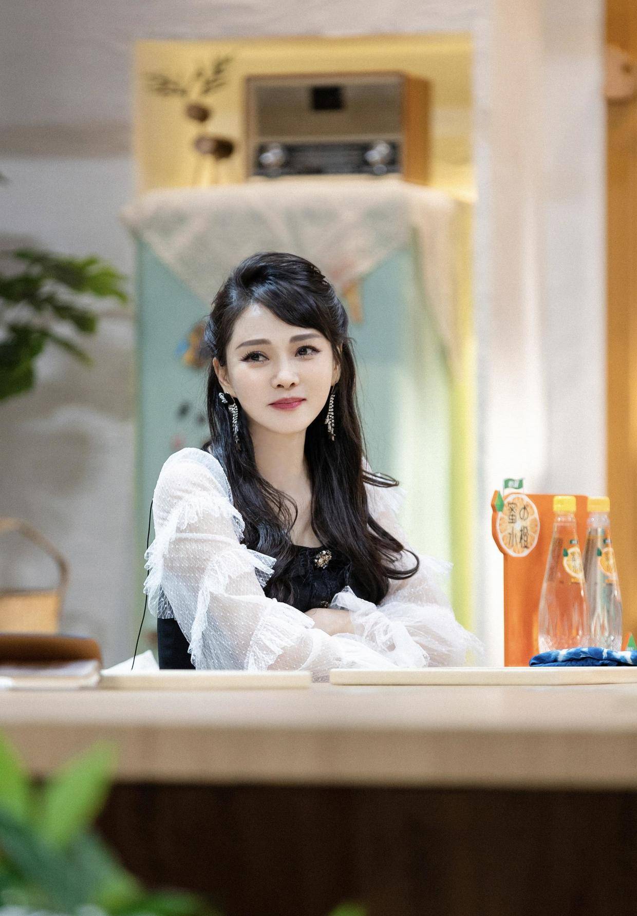 伊能静气质没话说穿黄色丝绒连衣裙出镜丝毫不显土气反高级