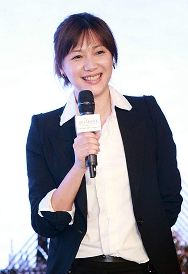 垫肩 徐静蕾长相不算惊艳但很耐看,白衬衫配黑西装,时尚与高级并存