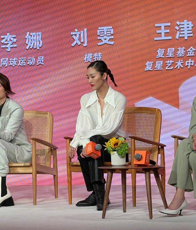 细节 明星把白衬衣又穿火了！三大女星的不同穿搭，让白衬衣“大变身”