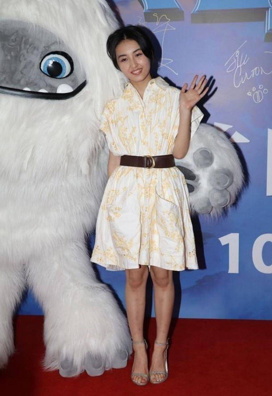 颜色 张子枫真长大了，穿紫色露脐背心走红毯，身材看着成熟不少