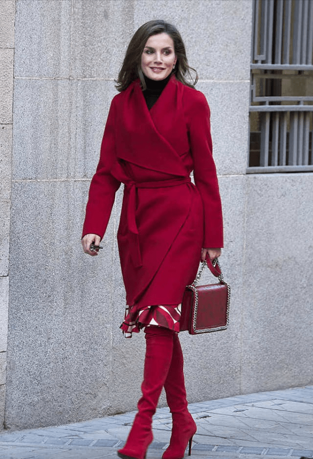 垫肩 西班牙王后果然是最美皇室,穿大衣街拍似时尚博主,49岁仍然惊艳