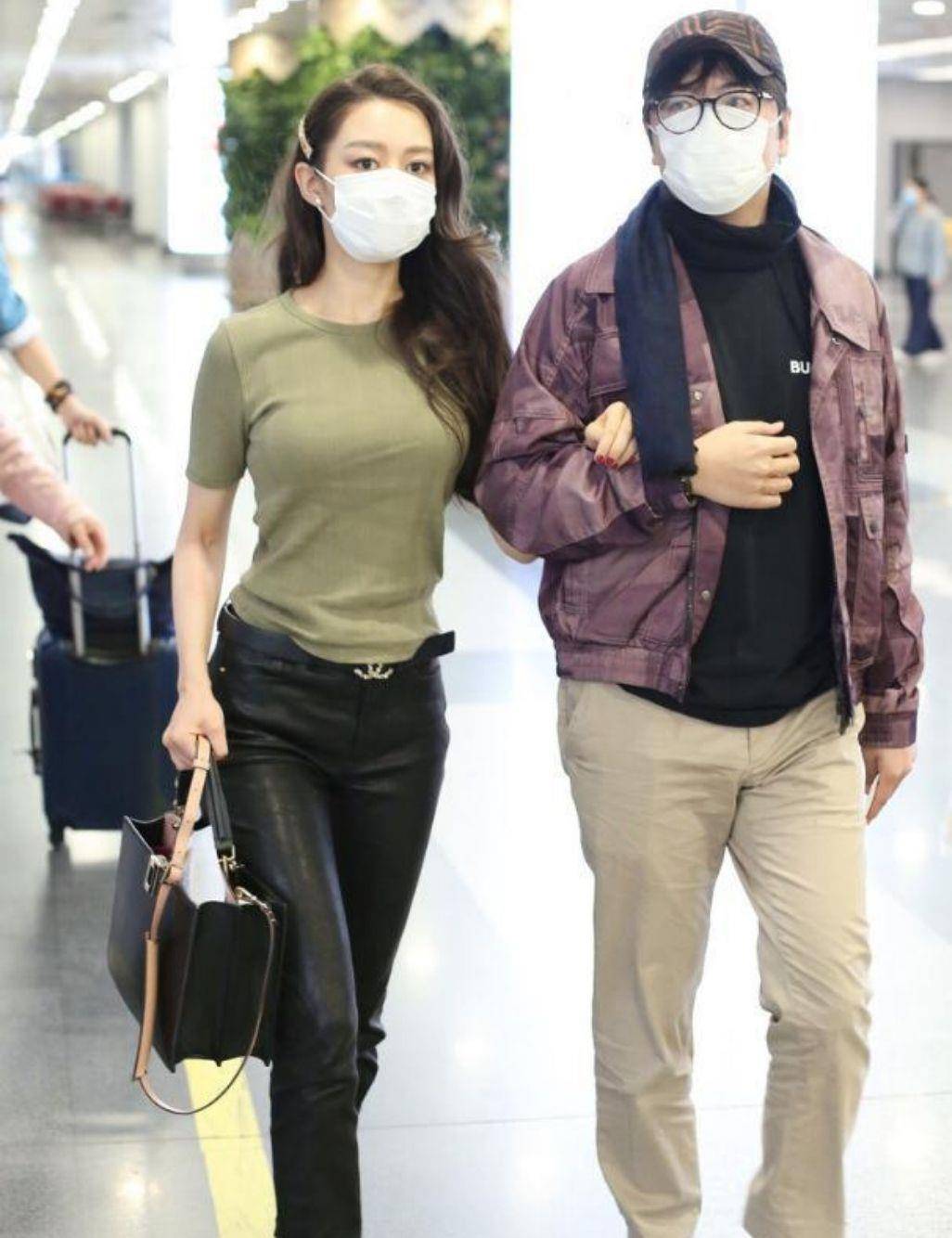 名牌 吉娜一身名牌现身机场，爱马仕腰带加上古驰背包，婚后生活好滋润