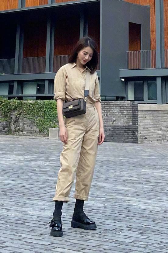 套装 高圆圆终于换风格了,卡其套装打造潮流工装风,这次她美得不一样