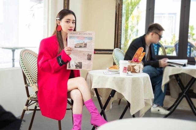 廓形 陈德容是倒着长吗？穿玫瑰色西装玩“下衣失踪”，看着顶多20出头