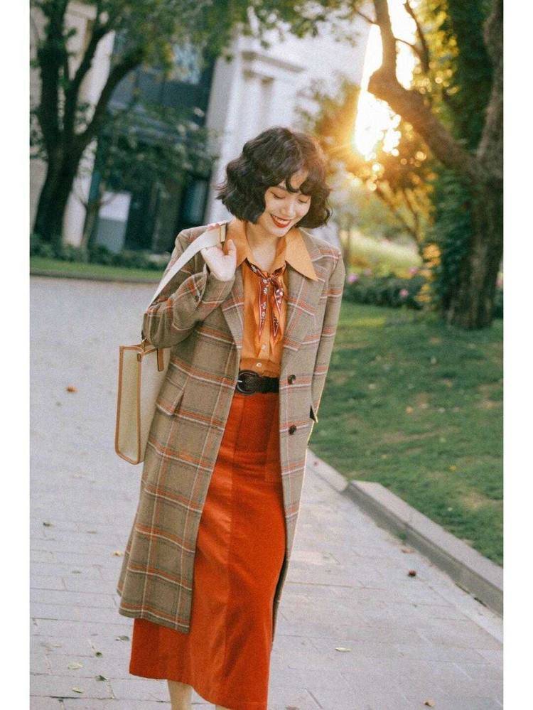 毛衣 格纹大衣的穿搭，看起来干净利索