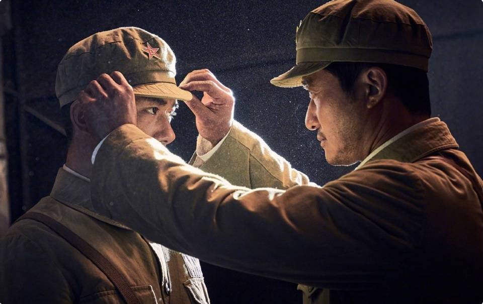 围巾|《长津湖》：女孩送千玺围巾，看似多余的剧情，却并没有那么简单