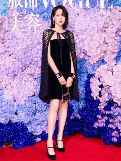 黑色 宋茜挑战网纱披肩搭抹胸裙，杨幂复古性感女郎救场，放弃压轴位置