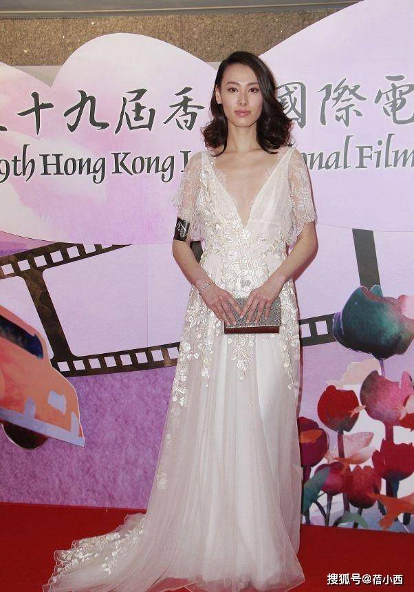 颜色 梁洛施终于换了风格!穿白色西装配绿色半身裙,比阔太还更优雅