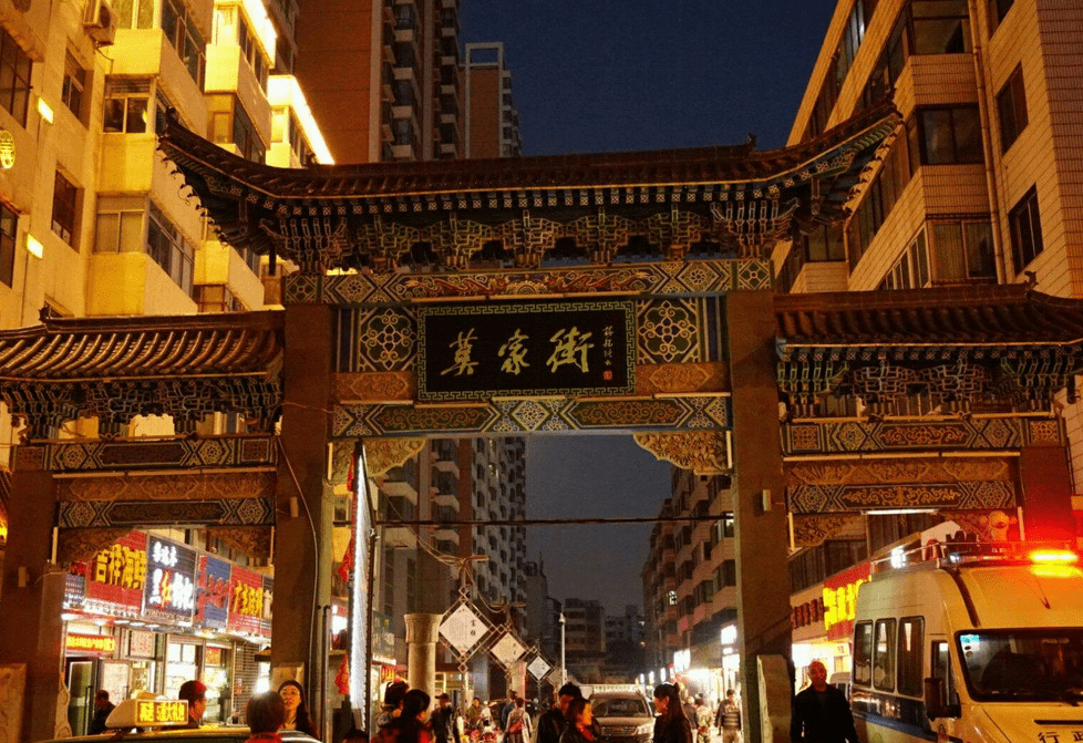 西宁的百年古街,和陕西回民街齐名,还是美食一条街,吃货的天堂_莫家街