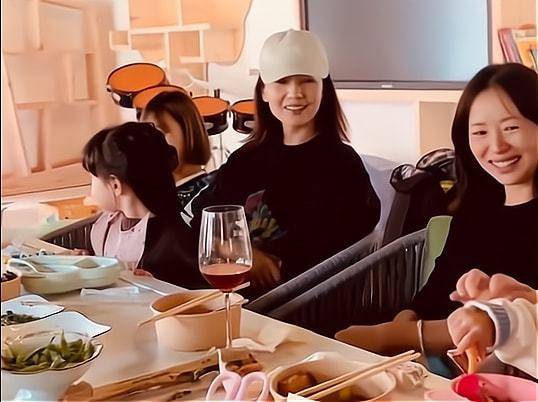 女儿 高圆圆女儿正面罕曝光！脸圆润可爱更像赵又廷，气质却与妈妈媲美