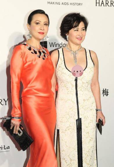 黑色 何超琼与刘嘉玲同框，穿白色紧身裙肉感十足，气质一点不输明星