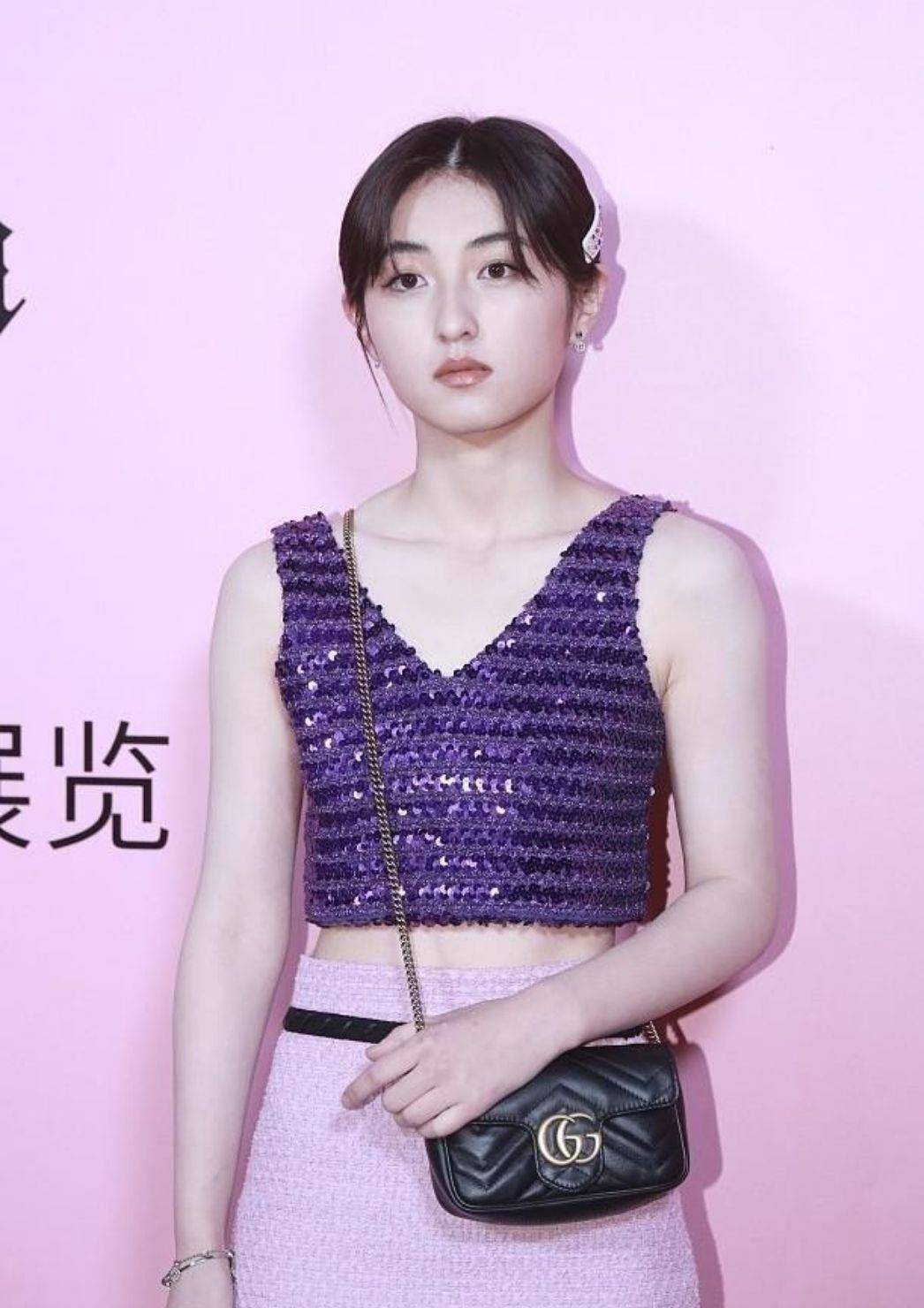 颜色 张子枫真长大了，穿紫色露脐背心走红毯，身材看着成熟不少