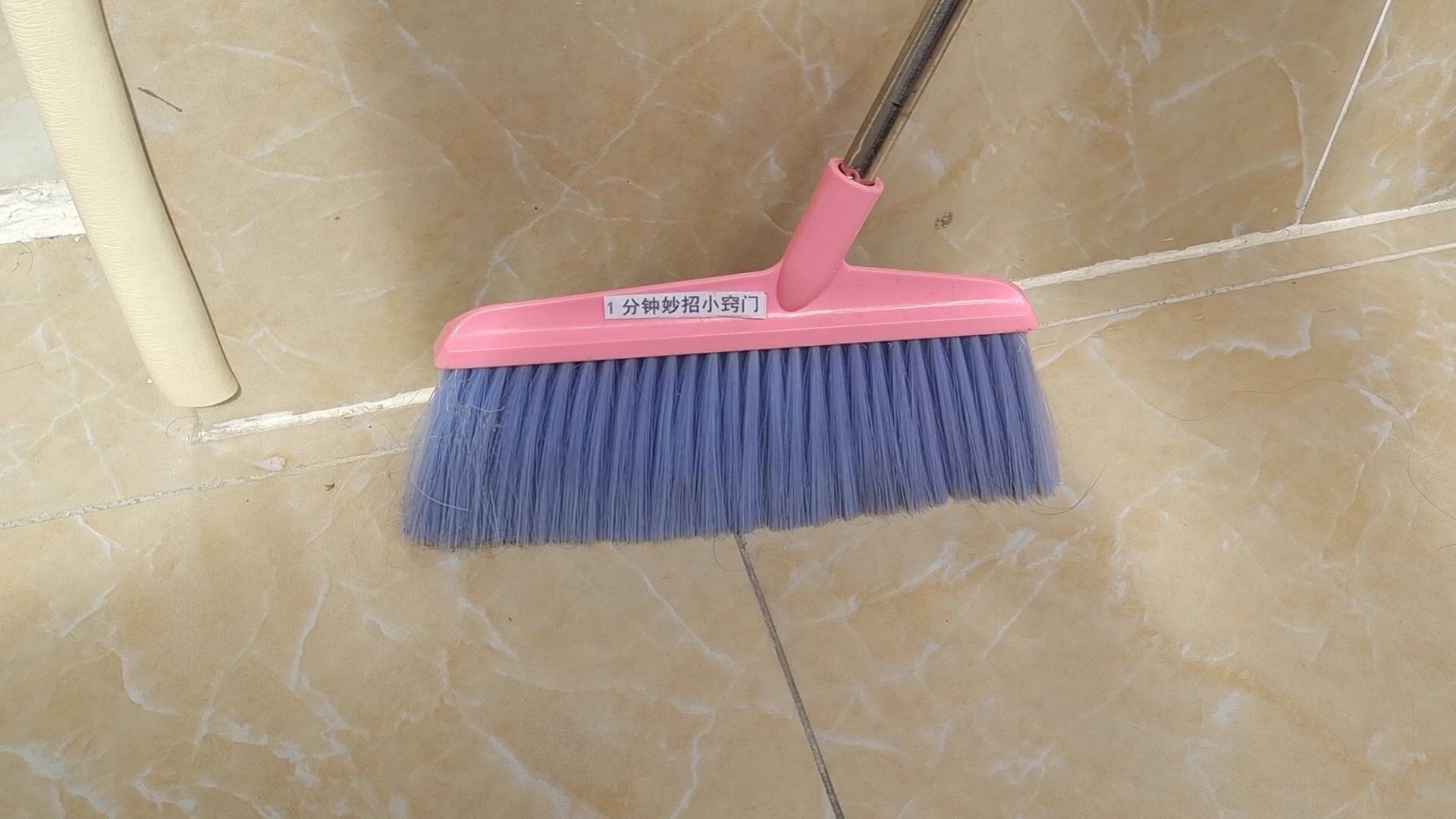 小事不论有钱没钱，牢记家里这4个位置都别放扫把，别当小事处理，快拿走