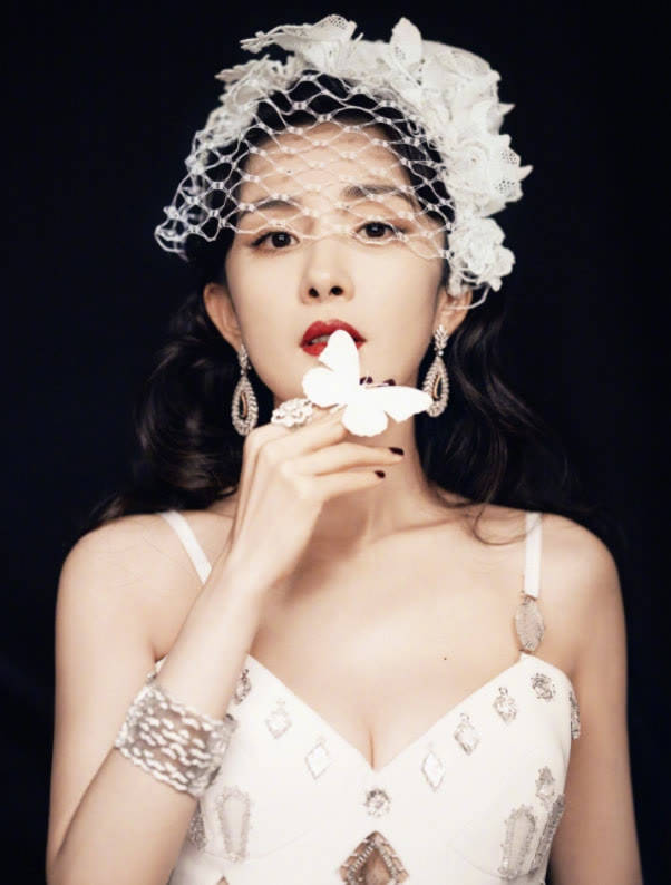 黑色 宋茜挑战网纱披肩搭抹胸裙，杨幂复古性感女郎救场，放弃压轴位置