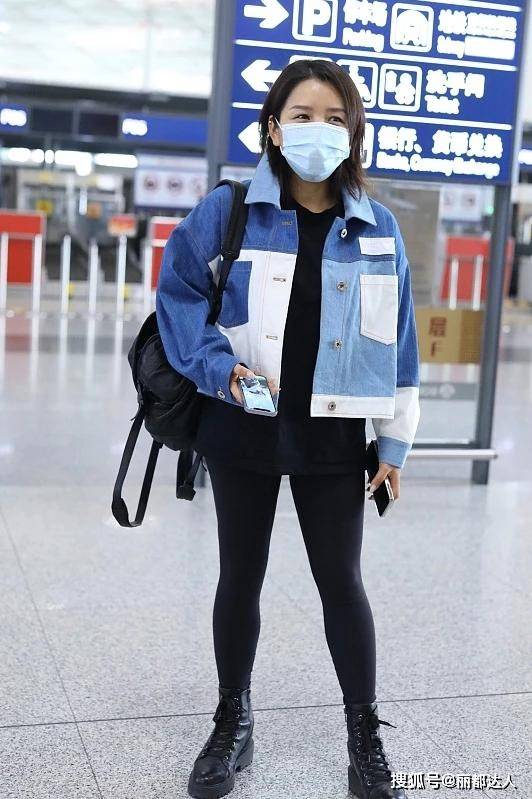 上半身 何洁瘦身后越来越会穿，绿色夹克叠穿格纹衬衫，时髦又显高