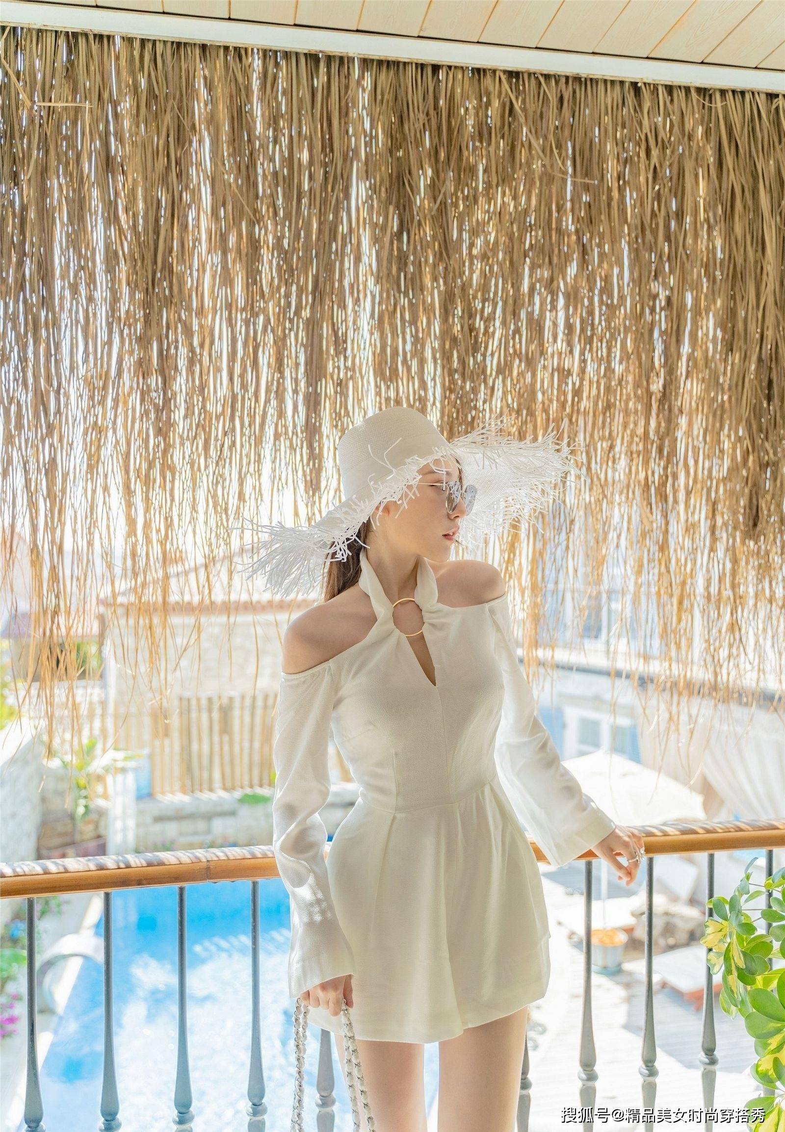 姐妹 小姐姐身穿白色挂脖连衣裙,露出精致的香肩,时尚又百搭