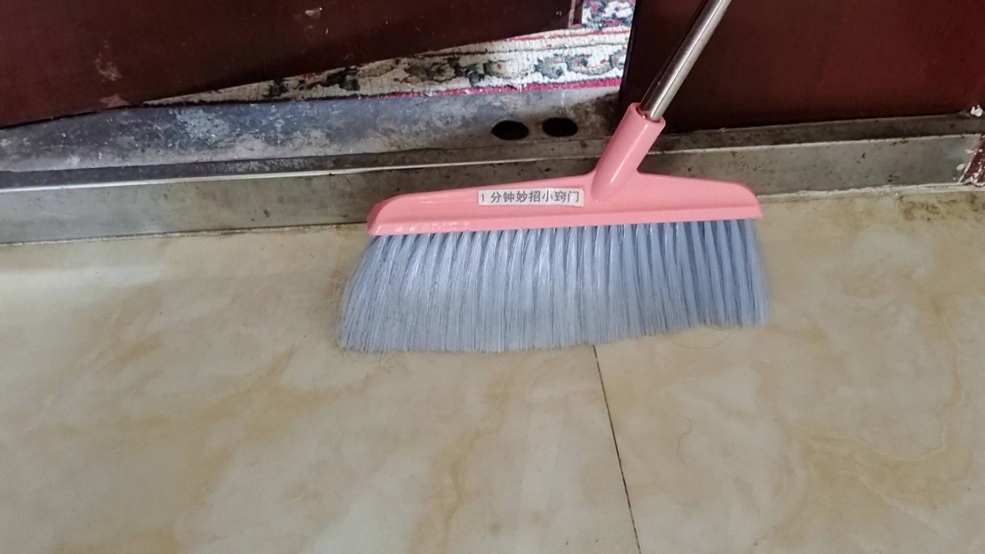 小事不论有钱没钱，牢记家里这4个位置都别放扫把，别当小事处理，快拿走
