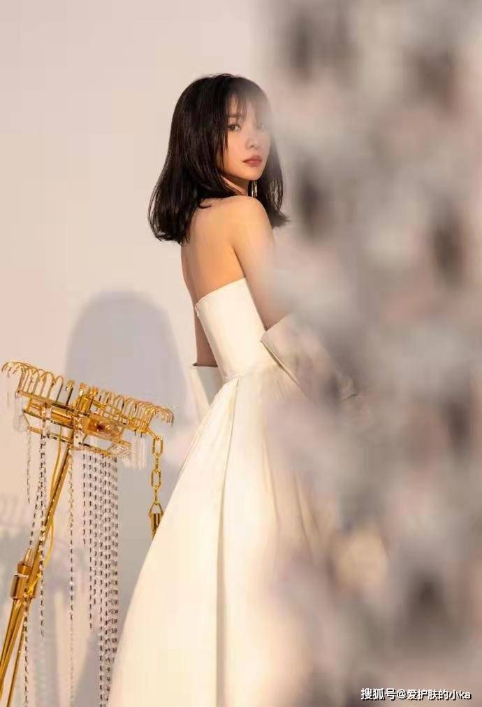 丝绸 柳岩好适合穿丝绸，一袭白色礼服高贵大气，40岁美出新高度