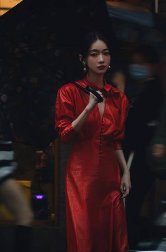 黑色 吴谨言最新街拍胖出曲线更耐看，一袭大红裙出镜，配红唇更有气场