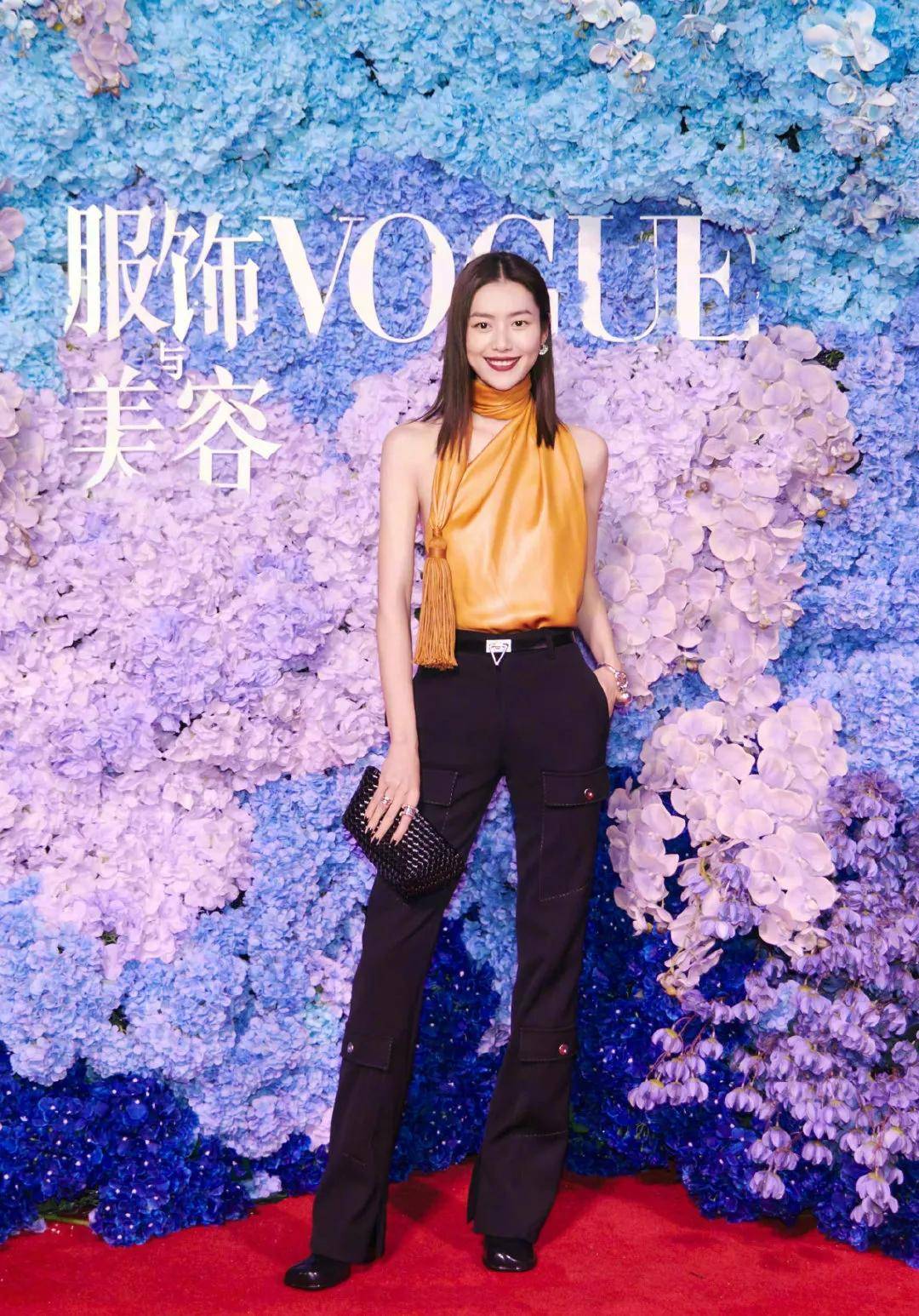 杨幂VO红毯：童谣“熟味”逼人，汤唯气场全开，杨幂白纱若隐若现