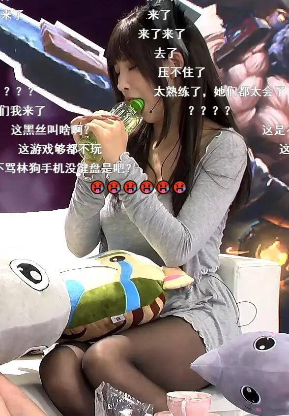 斗鱼虎牙被指低俗尺度大：舔瓶盖、摔跤、蹭抱枕(图4)