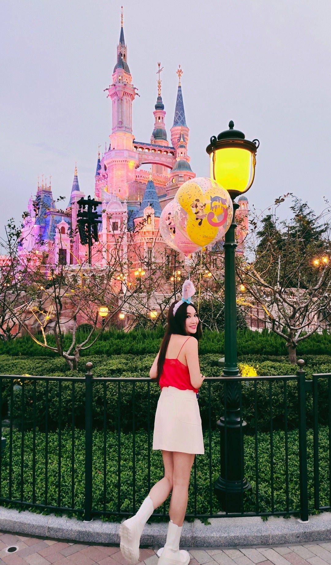 身材 55岁温碧霞仍没有“老去的意思”，穿红色吊带游环球影城，真减龄