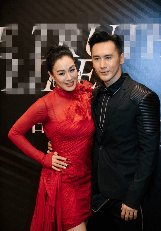 钟丽缇张伦硕合体走机场,粉色紧身裤有点雷,牵手老公像小女孩_丈夫