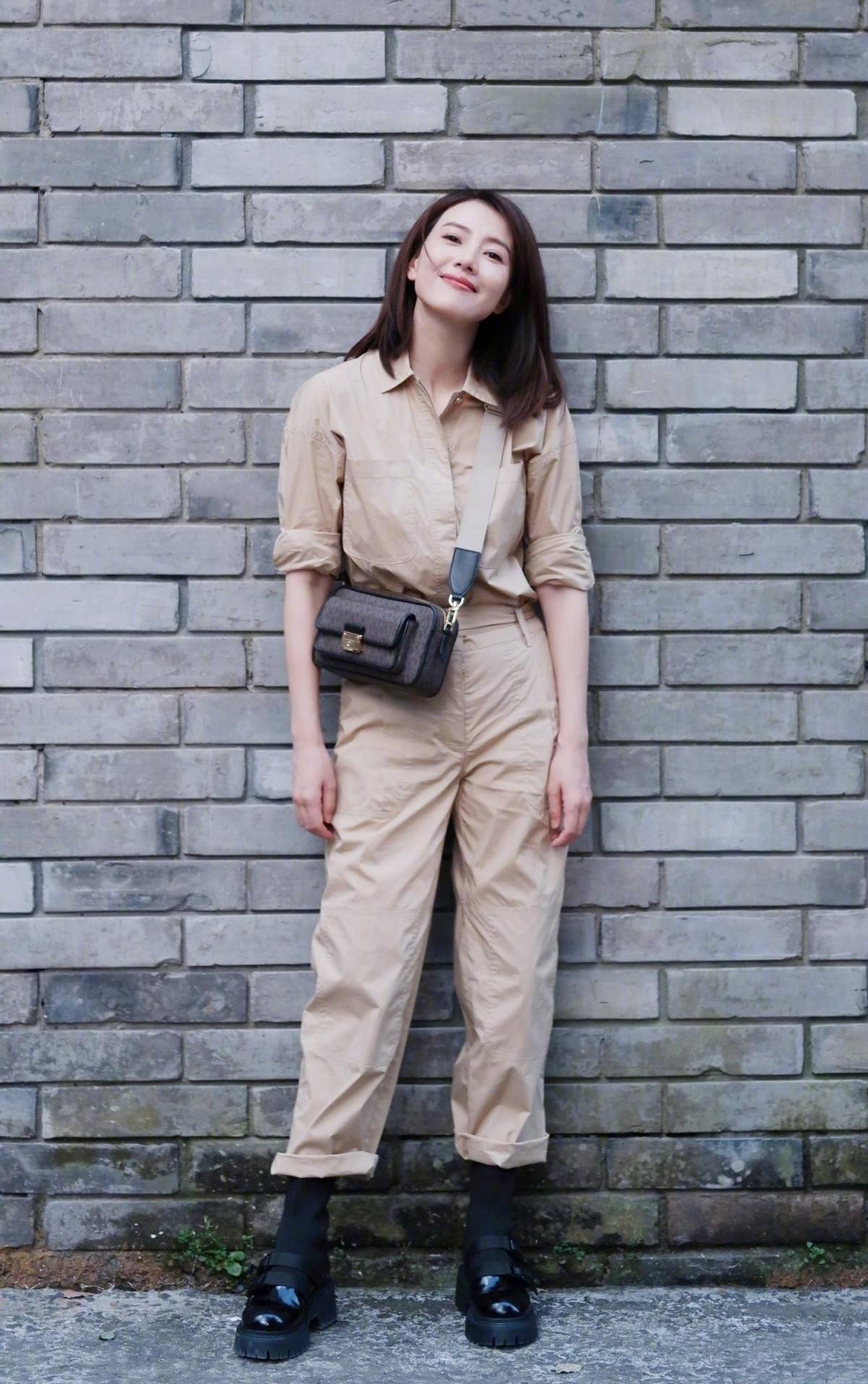 套装 高圆圆终于换风格了,卡其套装打造潮流工装风,这次她美得不一样