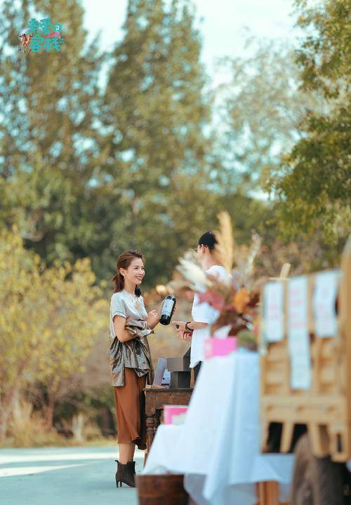 运动鞋 穿裙子时尽量别配高跟鞋！学学刘涛这样穿，时髦优雅有气质