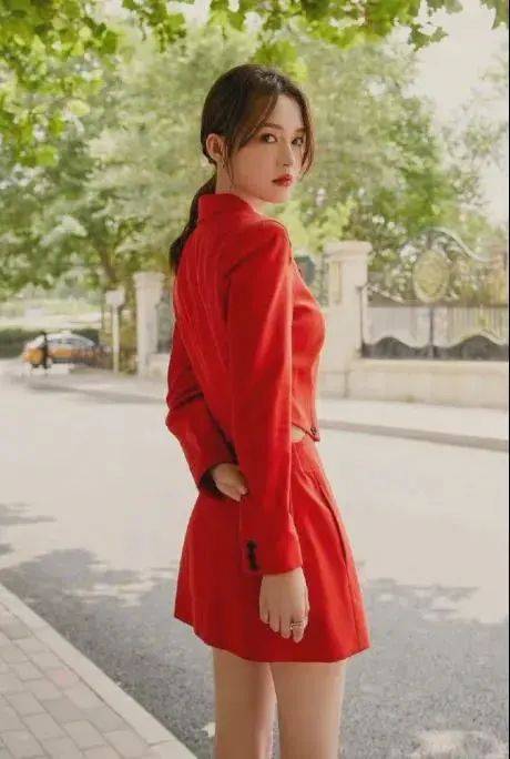 设计 关晓彤的身材一般人学不来，西服下全是美腿，宁波女孩：实在太养眼！
