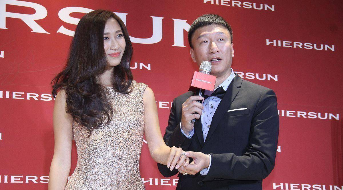 身材 孙红雷的娇妻真没白瞎了身材，一袭长裙好晃眼，177的大个没白长