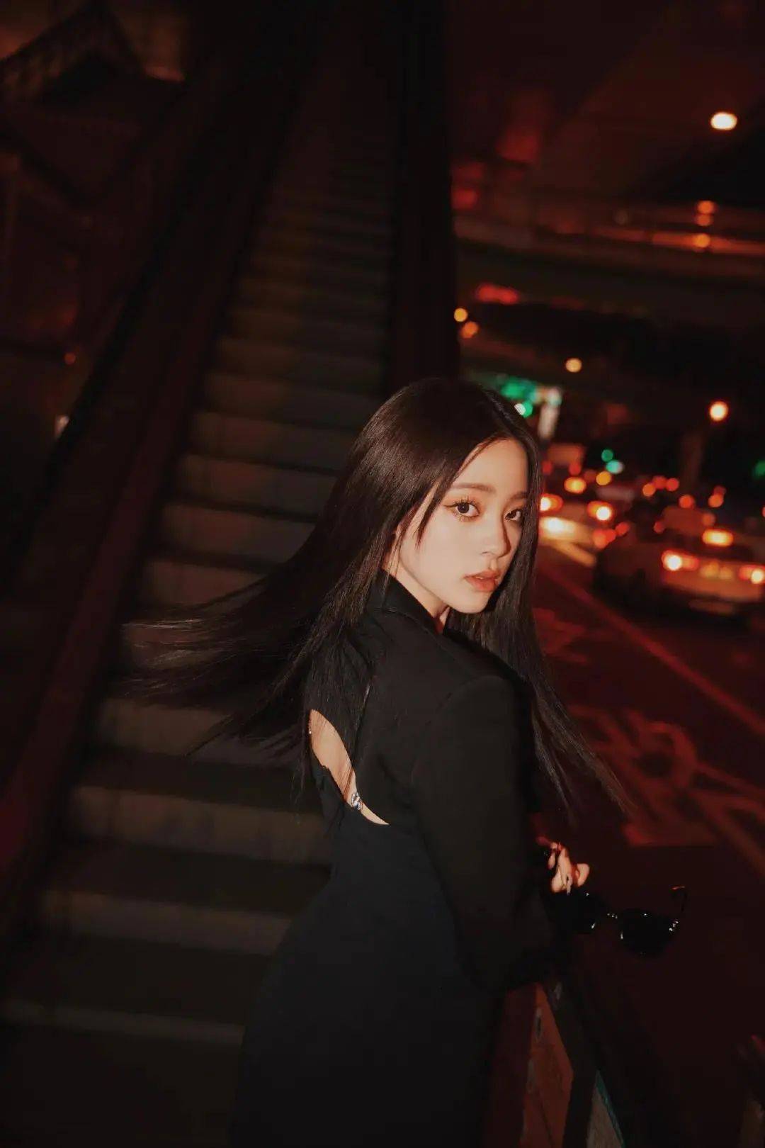 设计 关晓彤的身材一般人学不来，西服下全是美腿，宁波女孩：实在太养眼！