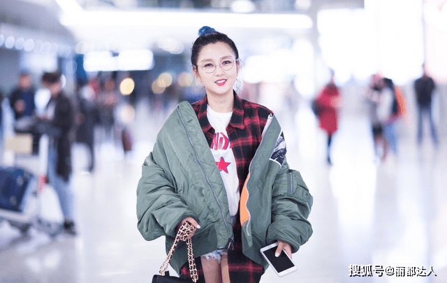 上半身 何洁瘦身后越来越会穿，绿色夹克叠穿格纹衬衫，时髦又显高