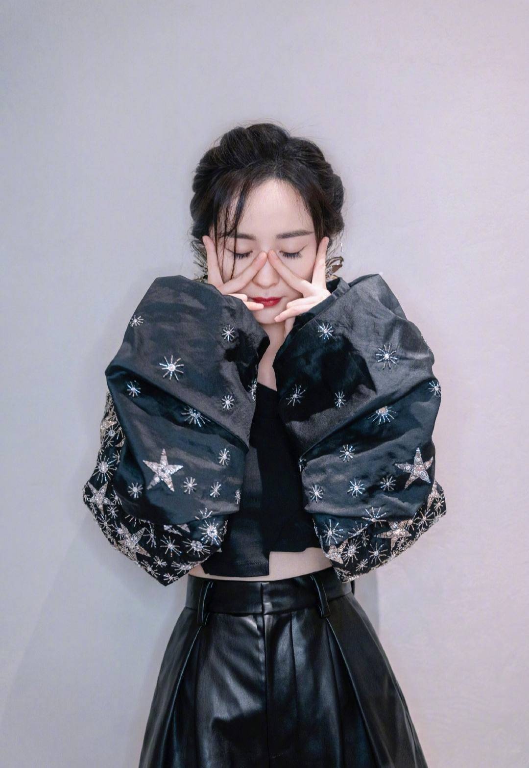 灯笼 被杨幂气质折服，穿小背心配“袖套”都好美，扎灯笼辫像18岁少女