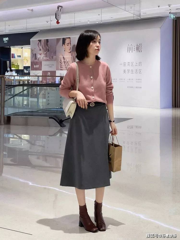 身材 圆领的羊毛开衫，是简单大方的基本款样式，搭配裤子裙子都好看