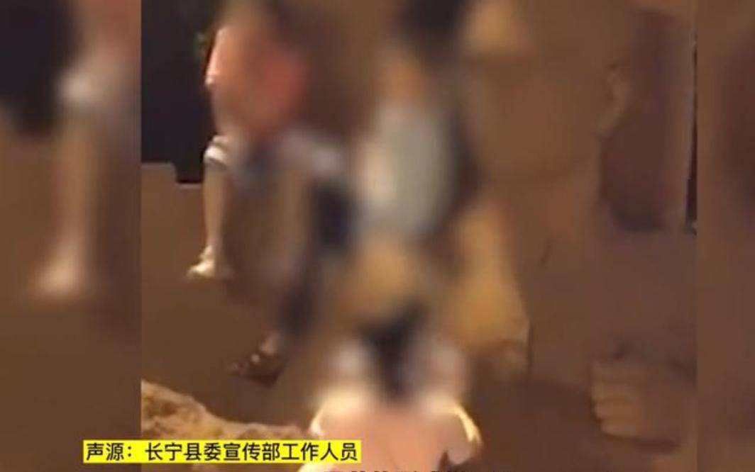原创数名孩子脚踩、爬上烈士雕像！家长一旁视而不见，网友：不容亵渎