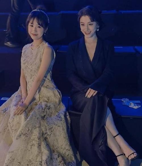 黑色 刘翔前妻葛天真敢穿，穿黑色开叉西装裙，白皙肤色好身材一目了然