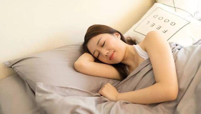 少碰若想做个精致的女人，请管住嘴，“3甜食”或易长斑，还请少碰