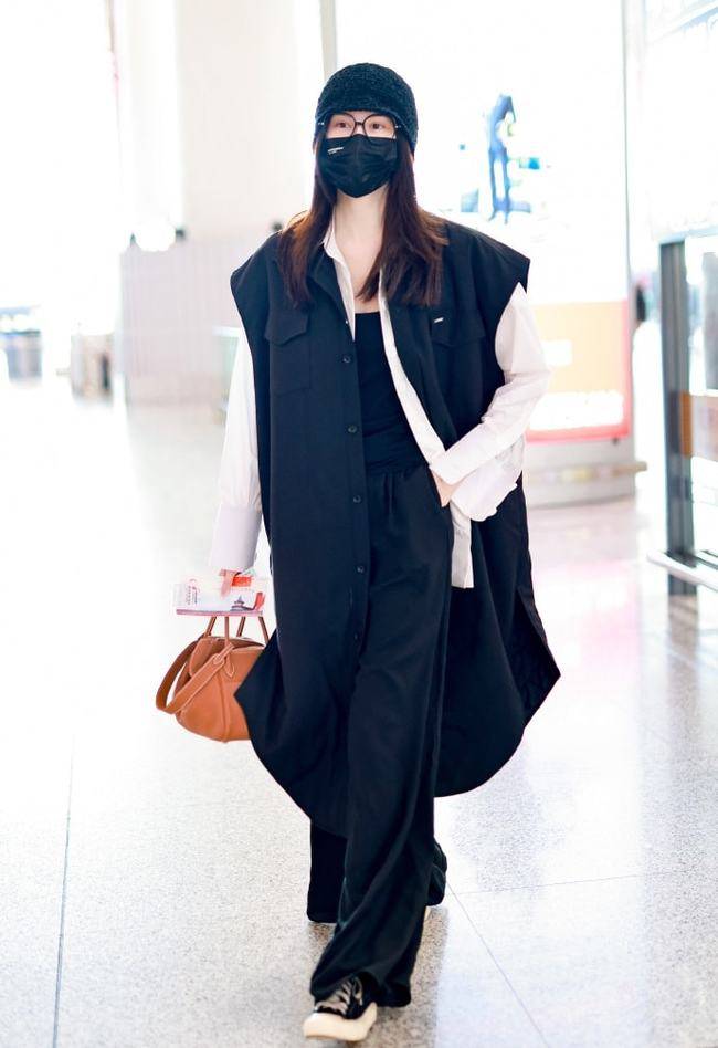 麻袋 超模何穗走机场超有范,身穿黑色长衫像披“麻袋”,果然有颜任性内搭打底衫西