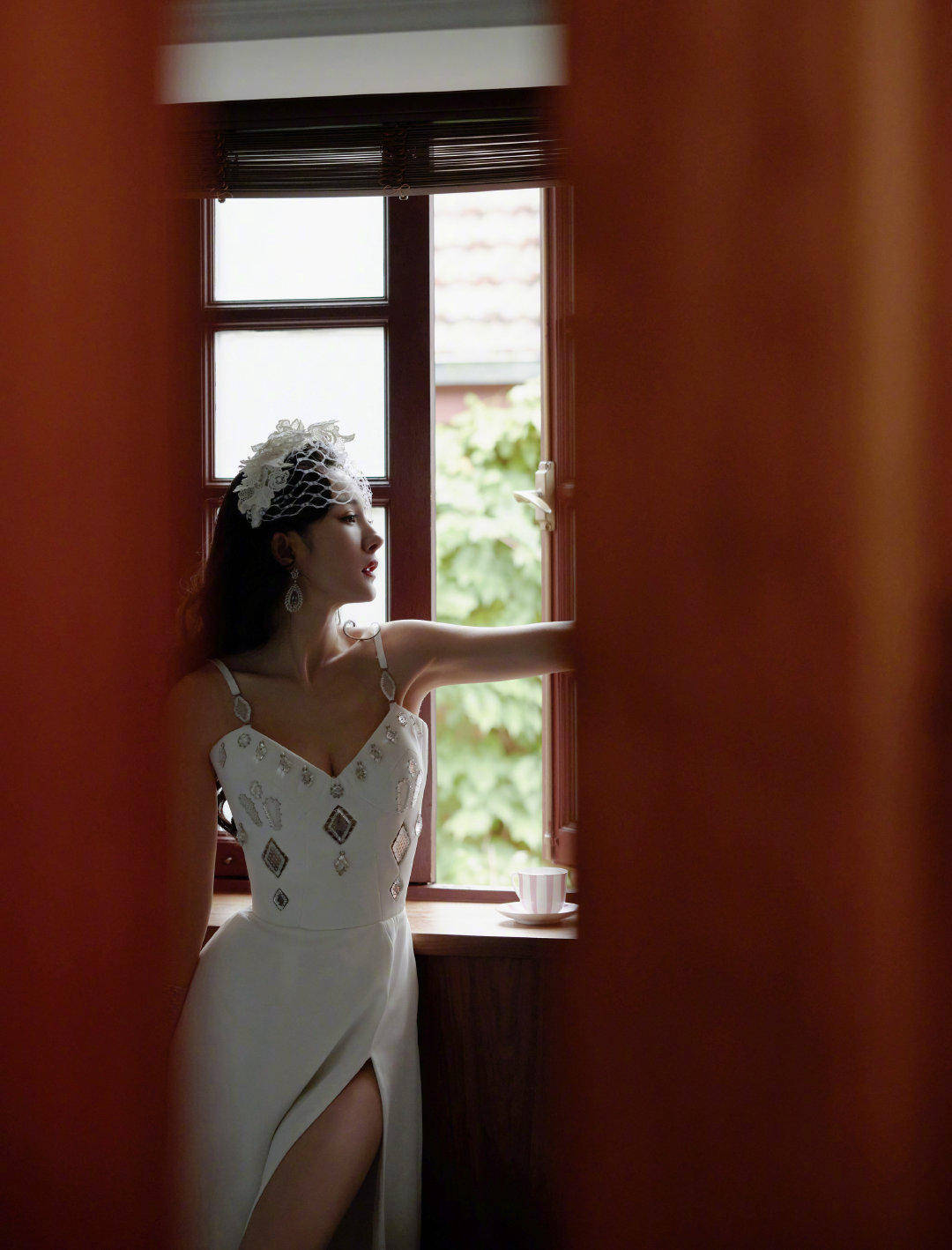 廓形 杨幂这身材也太美了,穿白色高开叉长裙秀美腿,P图都不敢这么P